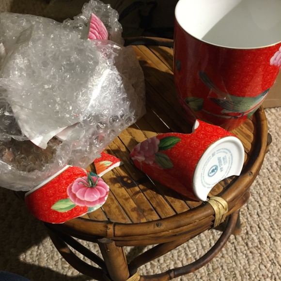 Beautiful Pair of Porcelain Coffee/Tea Mugs Red Floral NEW from Pip Studio - Picture 3 of 3